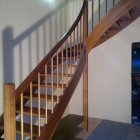 schodiště 1 x lomené pravé bez podstupnic,borovice mořené
